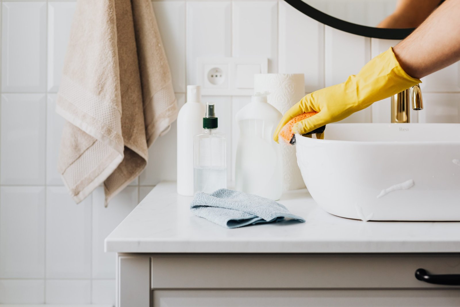 Probiosanus - 100% natūralios skalbimo ir valymo priemonės Woman's hand with gloves washing the sink